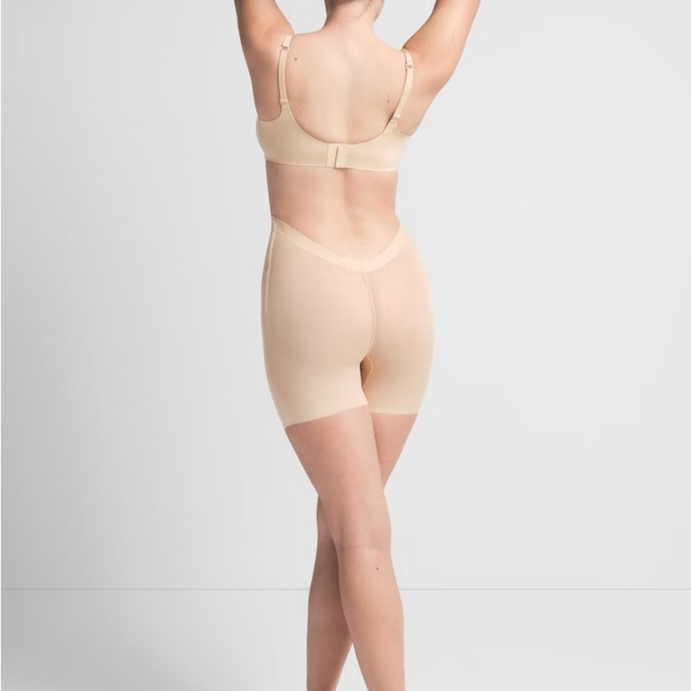 SKIMS SHEER SCULPT Low Back Short Medium NWT